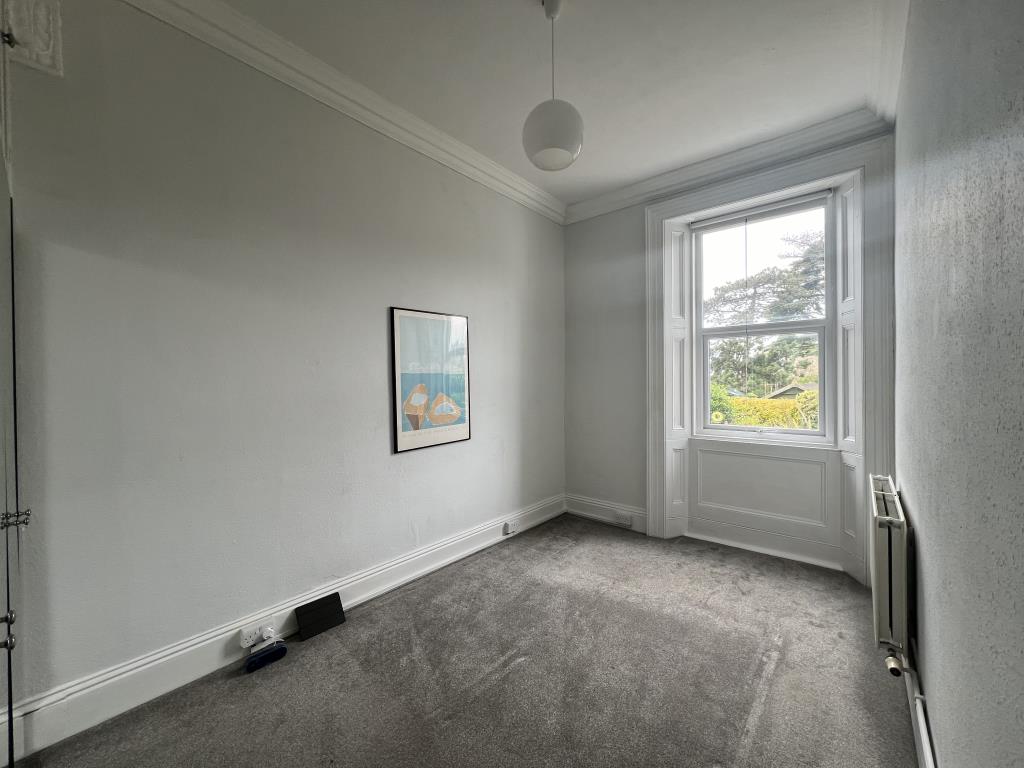 Lot: 91 - GROUND FLOOR FLAT FOR UPDATING - Flat 2 bedroom